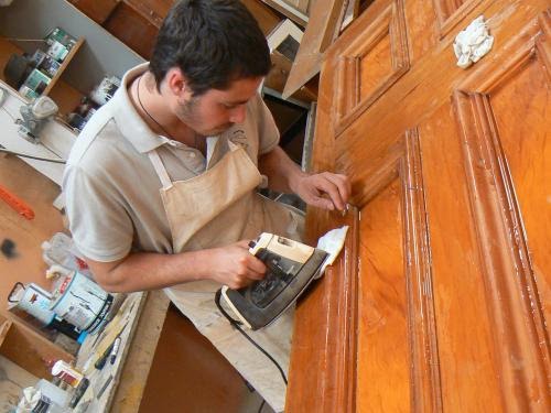 Как произвести реставрацию двери, обклеенной шпоном