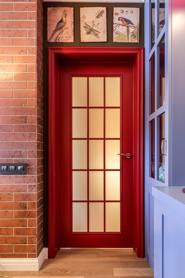 Бордовые межкомнатные двери в интерьере