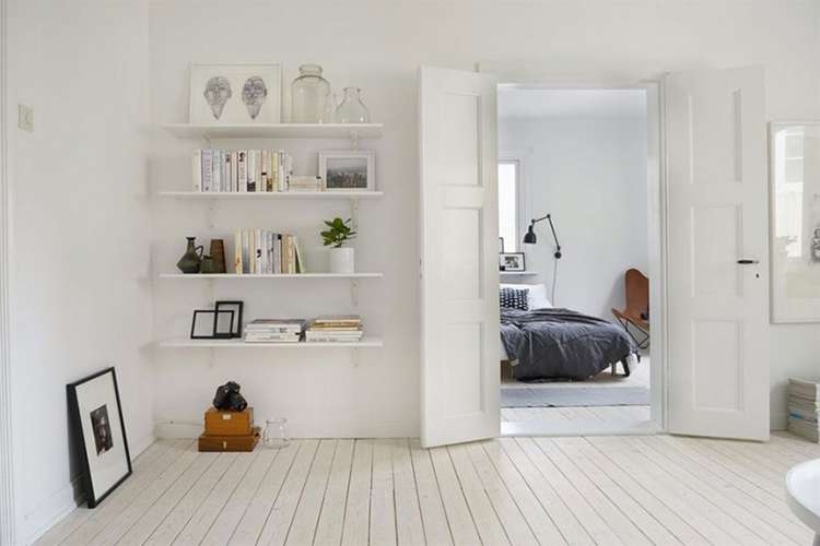 Белая дверь в белом интерьере