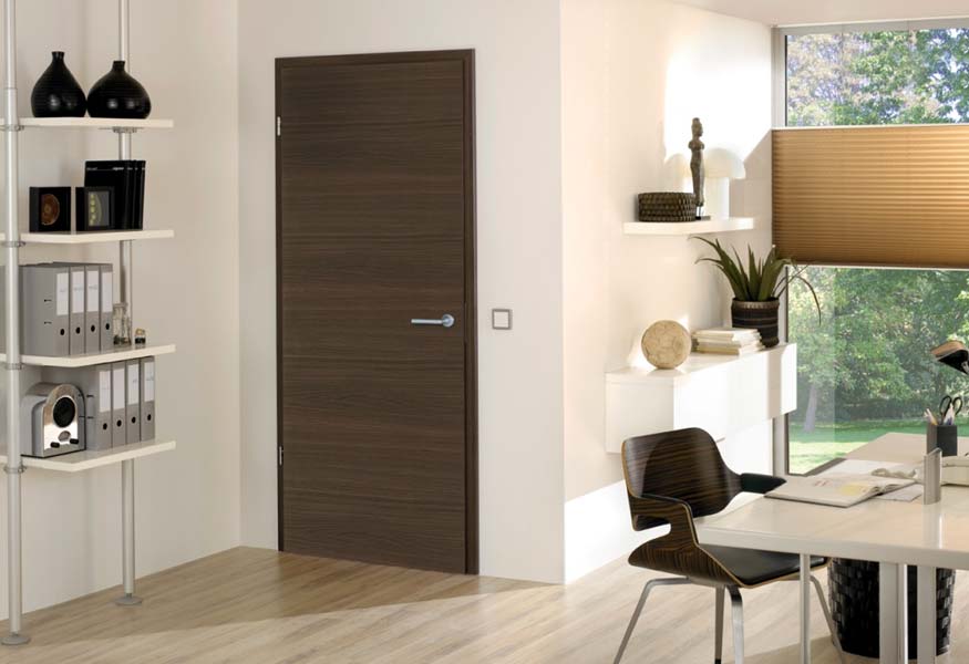 Темная межкомнатная дверь в светлом интерьере