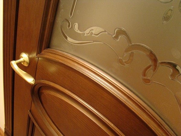 Основные технологии обработки стекла для дверей